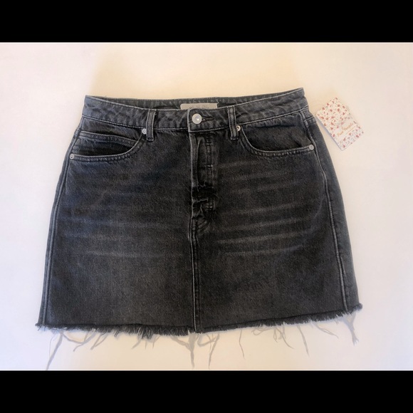 Free People Dresses & Skirts - Free People Women's Raw Hem A-Line Size 29 Denim Miniskirt Washed Black NWT